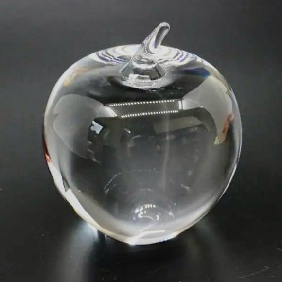 COPY - Tiffany & Co crystal apple paperweight, authentic and stamped on base. 1… - Picture 5 of 6